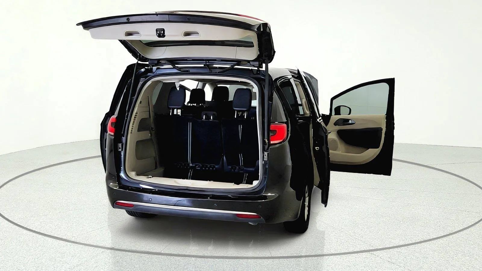 Used 2023 Chrysler Pacifica Touring-L FWD image 11