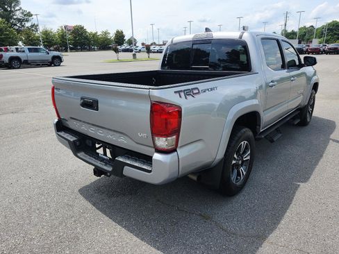 Used 2017 Toyota Tacoma TRD Sport w/ Tow Package RWD image 3