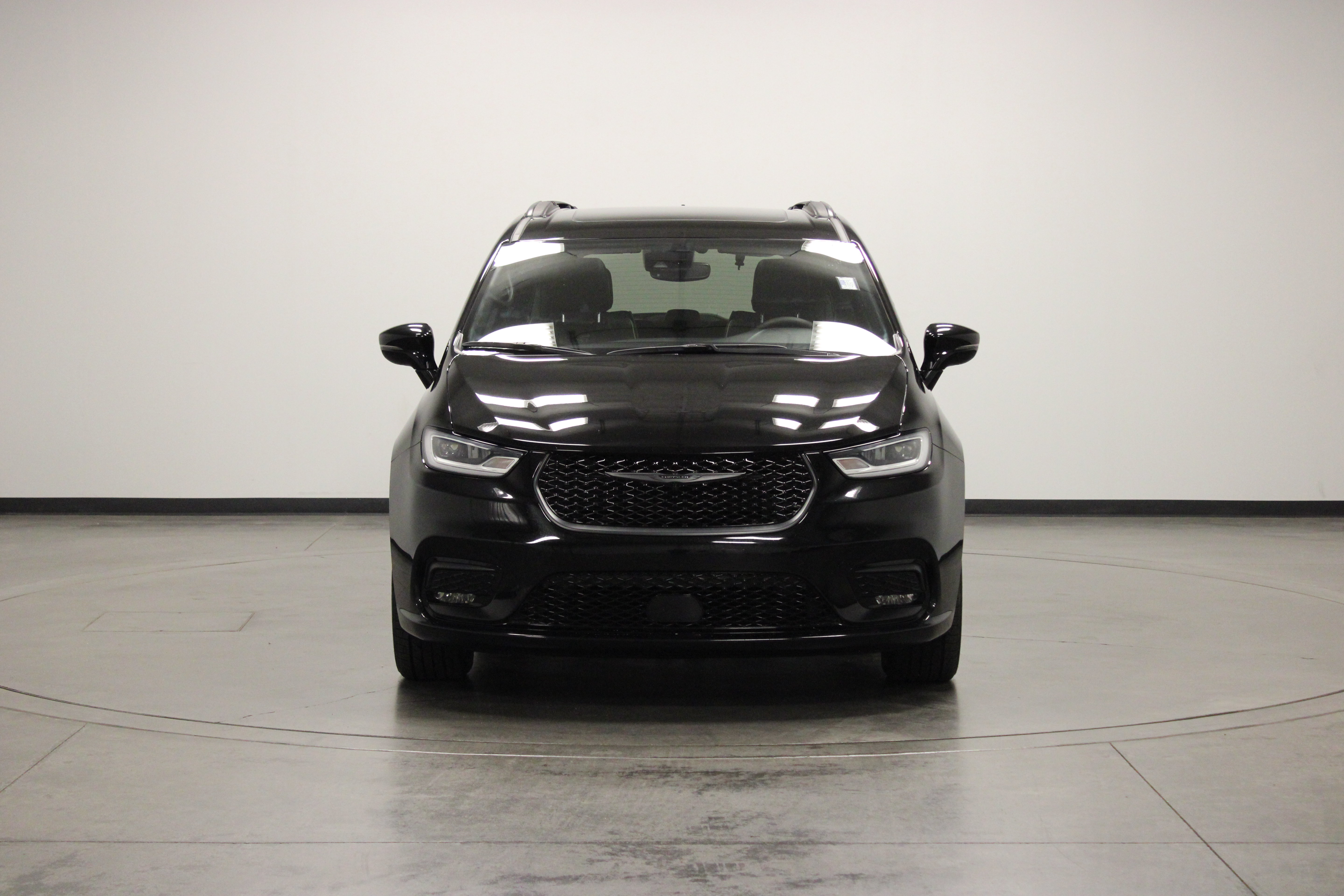 Used 2025 Chrysler Pacifica Limited FWD image 3