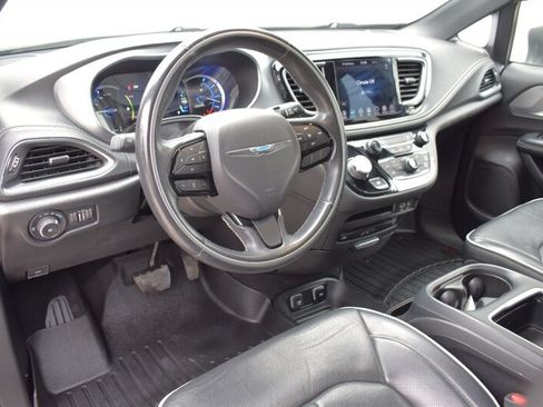 Used 2020 Chrysler Pacifica Limited w/ S Appearance Package FWD image 3