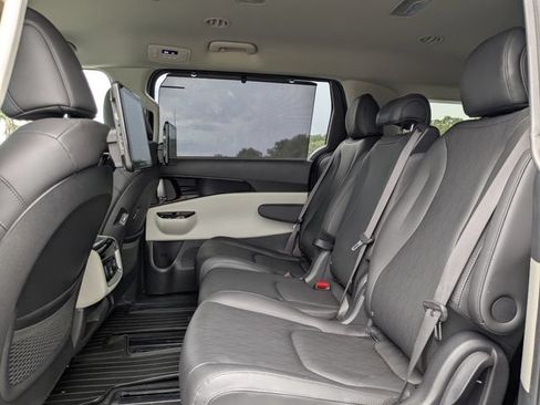 Certified 2022 Kia Carnival SX FWD image 18