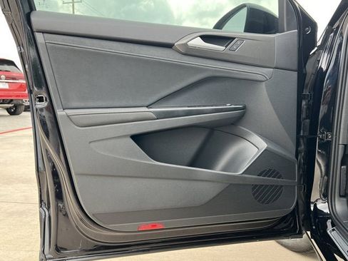 New 2025 Volkswagen Taos SE image 10