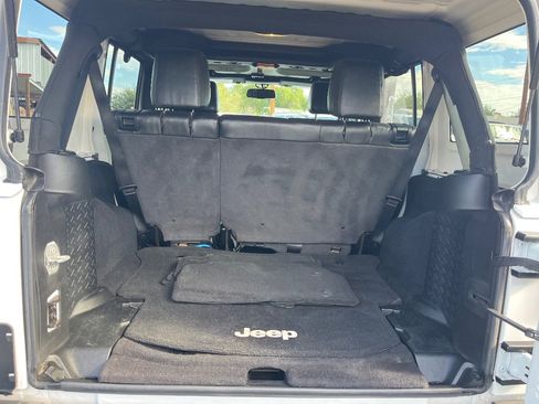 Used 2015 Jeep Wrangler Unlimited Sahara w/ Connectivity Group image 28