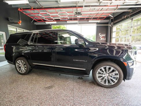 Used 2023 GMC Yukon XL Denali AWD/4WD image 5