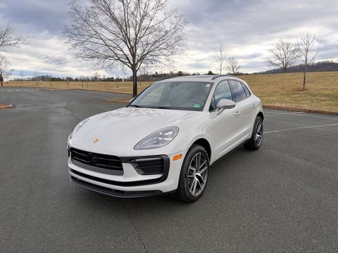 Certified 2026 Porsche Macan AWD/4WD image 1