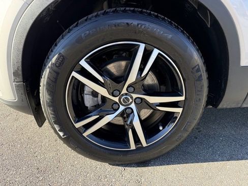 Used 2023 Volvo XC40 B5 Plus image 9