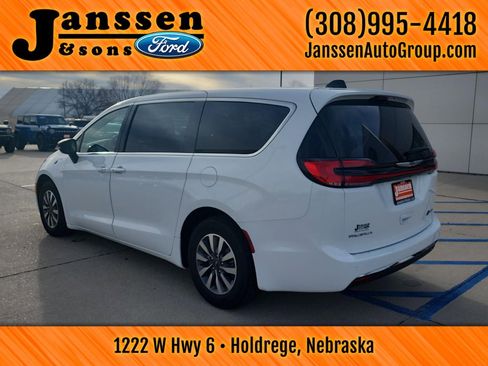 Used 2024 Chrysler Pacifica Select image 14