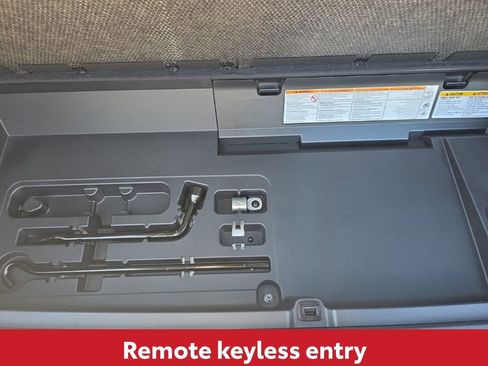 Used 2022 Toyota Highlander XLE image 16