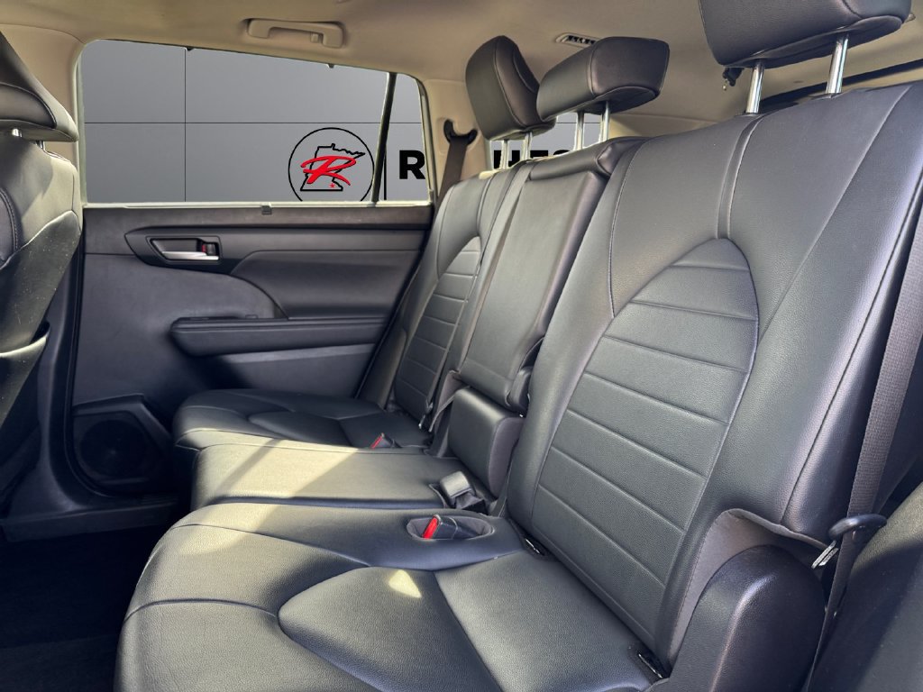 Used 2020 Toyota Highlander XLE AWD/4WD image 18