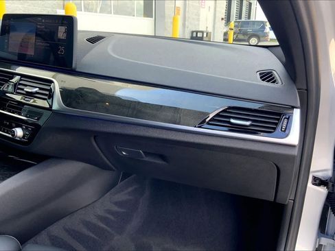 Used 2021 BMW 530i w/ Premium Package image 17