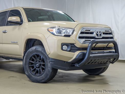 Used 2017 Toyota Tacoma SR5 w/ Tow Package RWD image 3