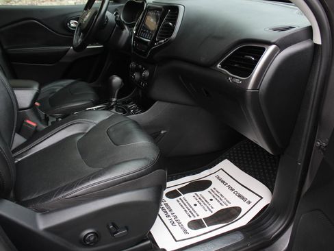 Used 2019 Jeep Cherokee Limited image 17