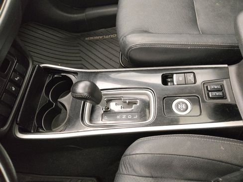 Used 2017 Mitsubishi Outlander GT image 26
