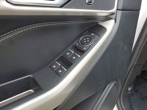 Used 2022 Ford Explorer XLT image 13