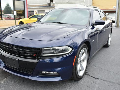 Used 2017 Dodge Charger R/T w/ Premium Group image 2