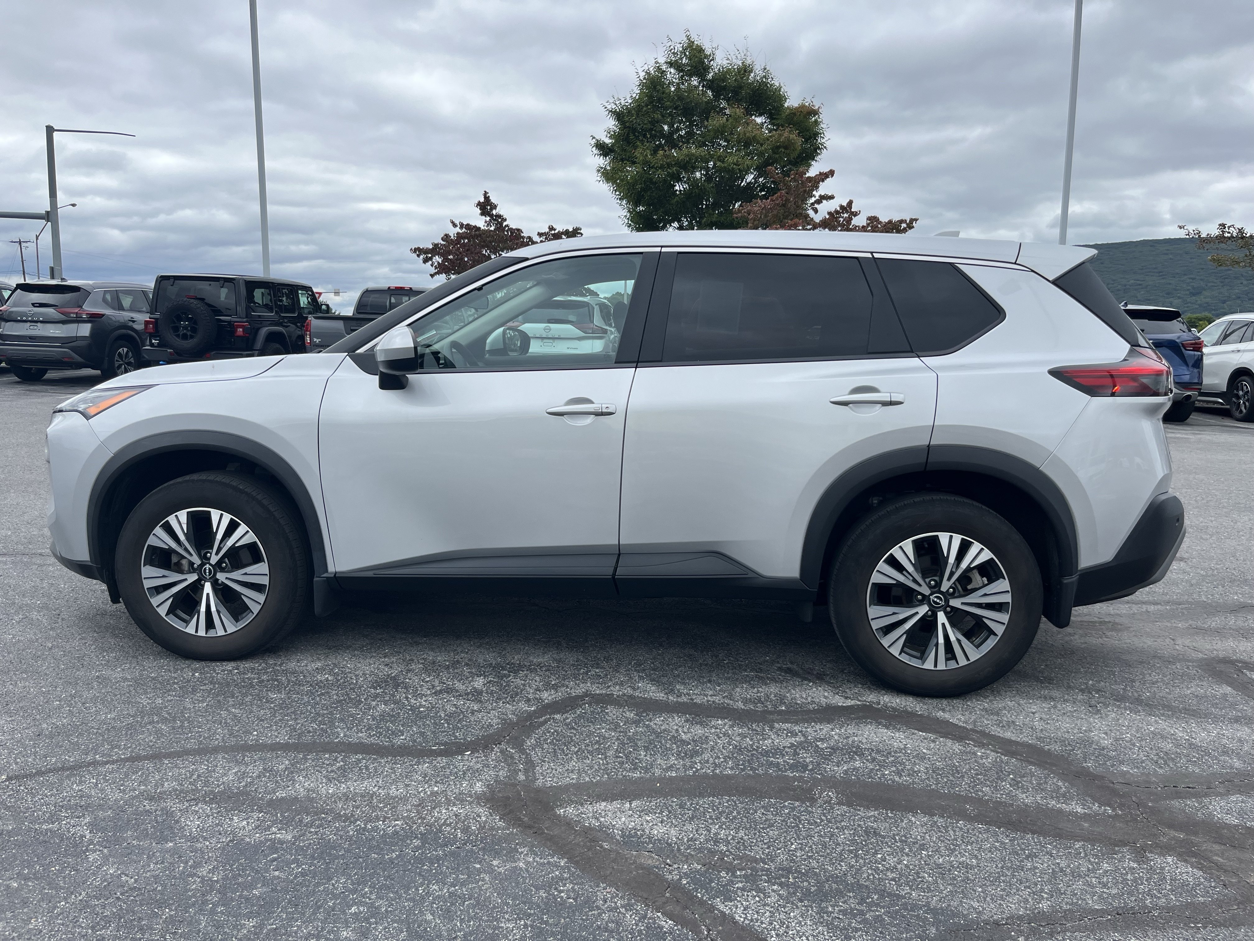 Used 2023 Nissan Rogue SV AWD/4WD image 9