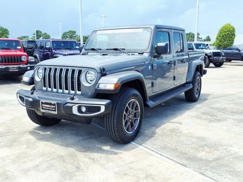 Used 2022 Jeep Gladiator Overland w/ Popular Equipment Package AWD/4WD image 3