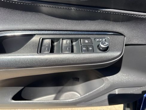 Used 2024 Toyota Venza LE AWD/4WD image 11