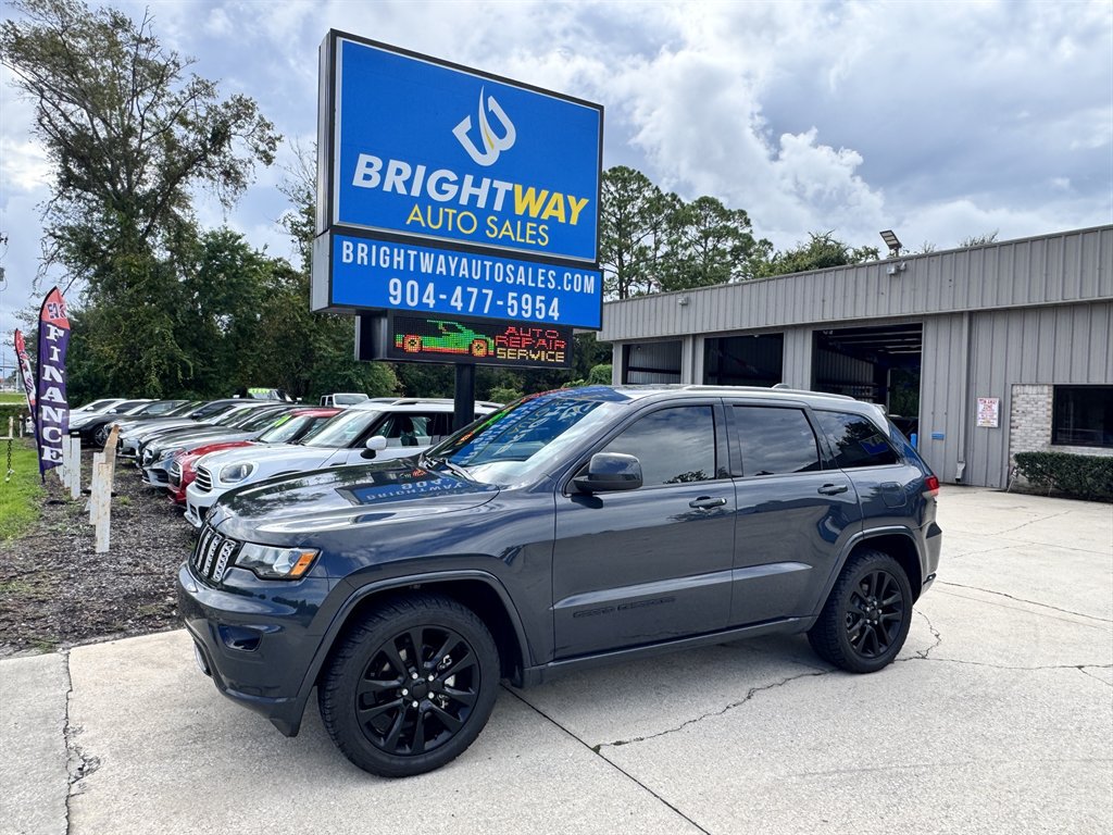Used 2017 Jeep Grand Cherokee Altitude RWD image 1