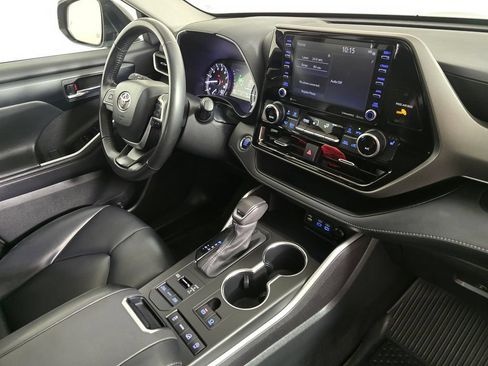 Used 2022 Toyota Highlander XLE AWD/4WD image 10