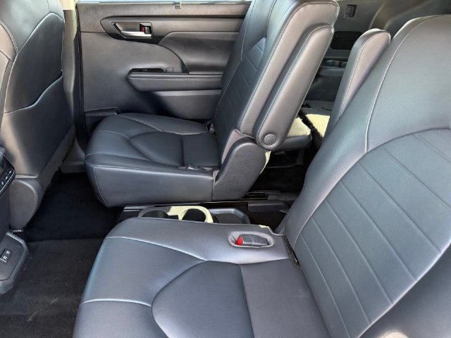 Used 2020 Toyota Highlander XLE AWD/4WD image 29