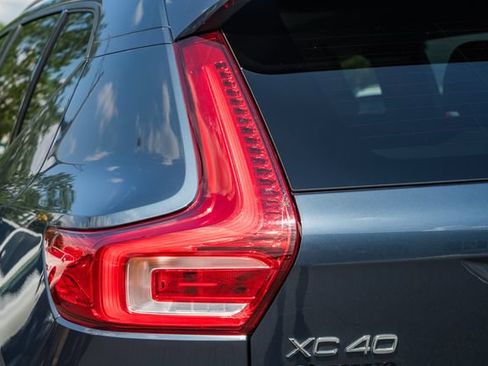 Used 2022 Volvo XC40 T5 Momentum AWD/4WD image 7