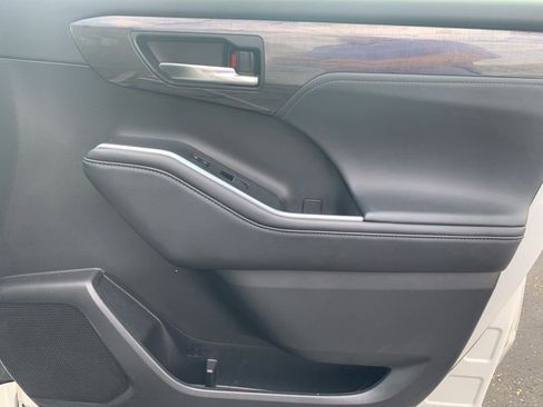 Used 2022 Toyota Highlander Limited image 18