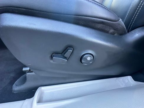 Used 2024 Chrysler Pacifica Touring-L FWD image 26
