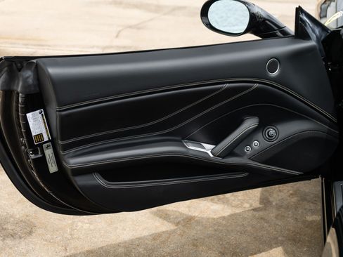 Used 2018 Ferrari California T RWD image 37