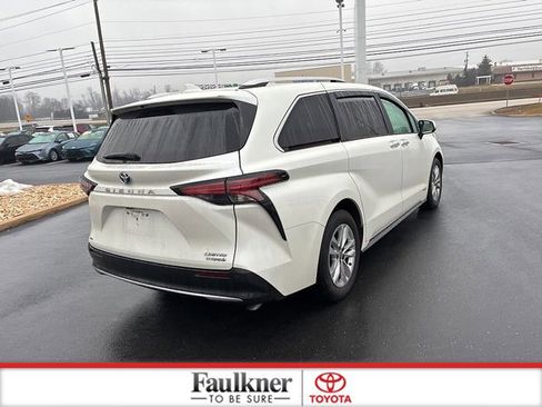 Used 2021 Toyota Sienna Limited image 8