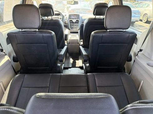 Used 2014 Chrysler Town & Country Touring-L w/ Driver Convenience Group FWD image 11