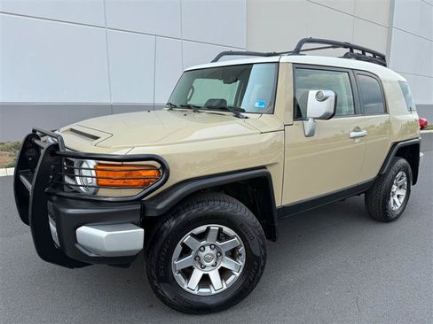 Used 2014 Toyota FJ Cruiser 4WD w/ Convenience Package image 2