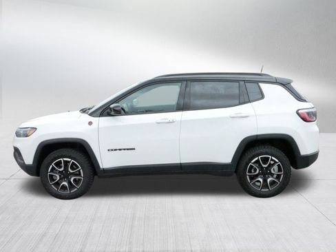 Used 2024 Jeep Compass Trailhawk image 4