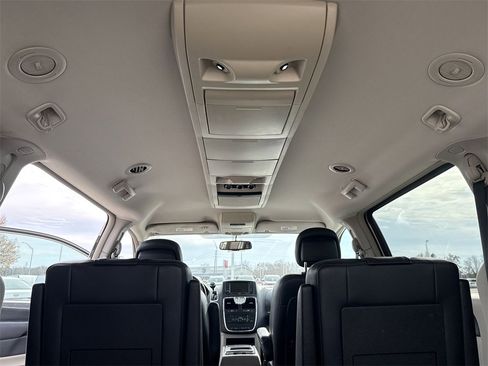 Used 2013 Chrysler Town & Country Touring image 16