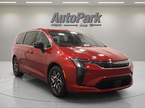 New 2027 Chrysler Pacifica Limited FWD image 2
