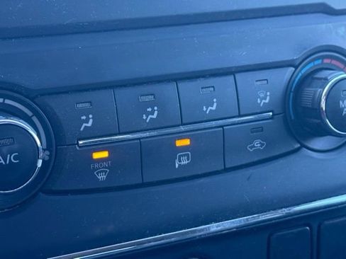 Used 2019 Nissan Titan SV image 15