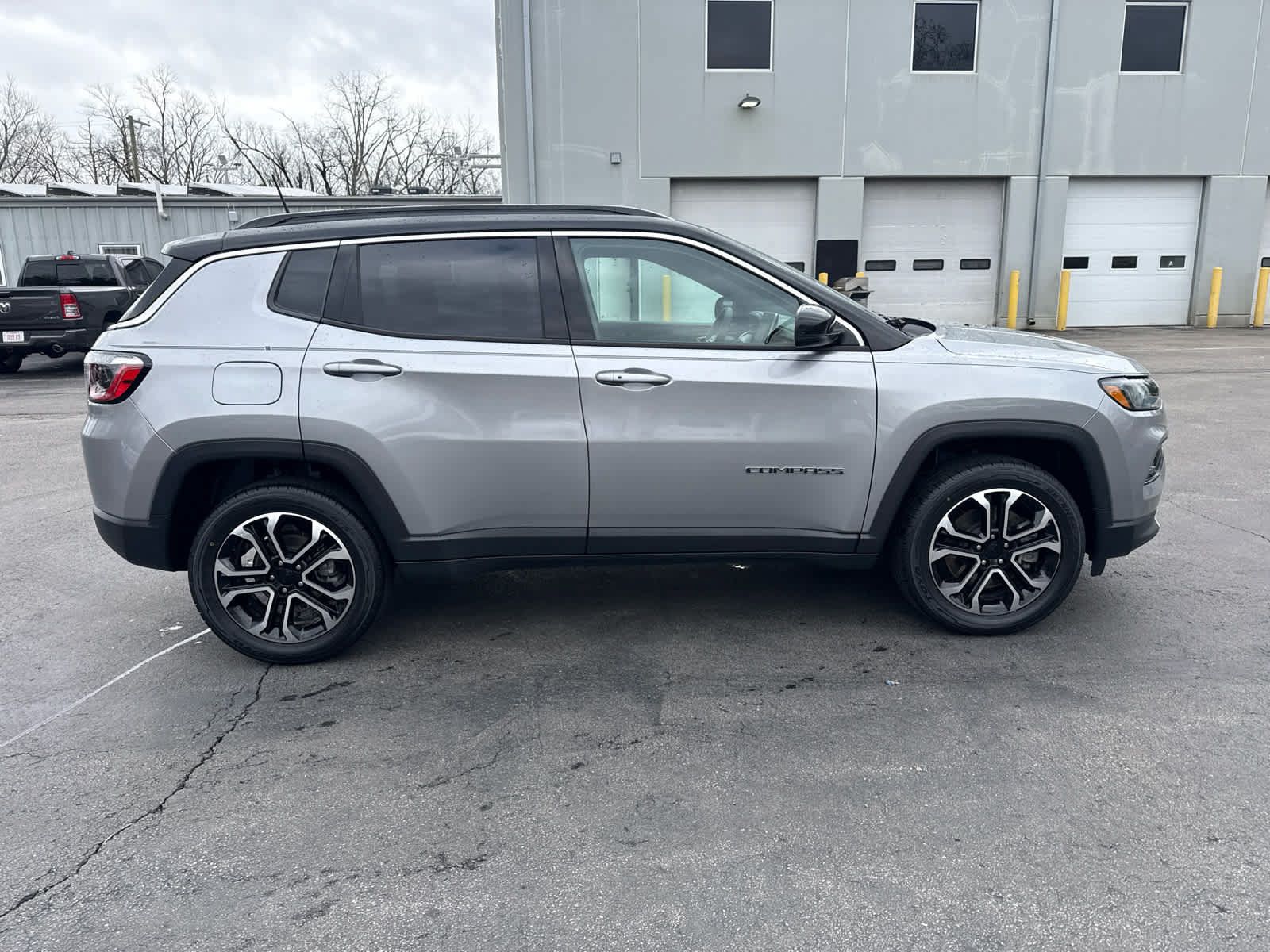Used 2023 Jeep Compass Limited AWD/4WD image 2