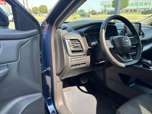 Used 2025 Nissan Rogue SV FWD image 31