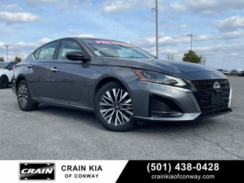 Used 2024 Nissan Altima 2.5 SV image 1