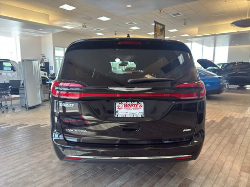 New 2026 Chrysler Pacifica Select AWD/4WD image 6