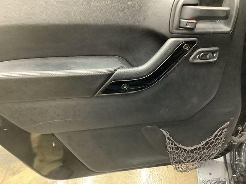 Used 2014 Jeep Wrangler Unlimited Sahara AWD/4WD image 11