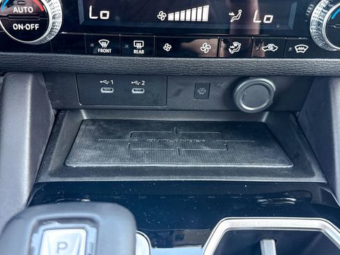 Used 2025 Mitsubishi Outlander SE image 36