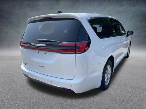 Used 2024 Chrysler Pacifica Touring-L FWD image 10