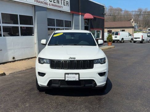 Used 2019 Jeep Grand Cherokee Altitude image 3