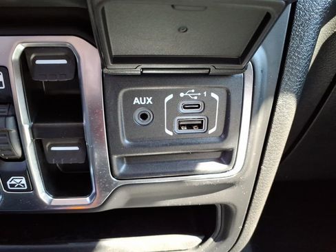 Used 2025 Jeep Wrangler Unlimited Sahara image 26