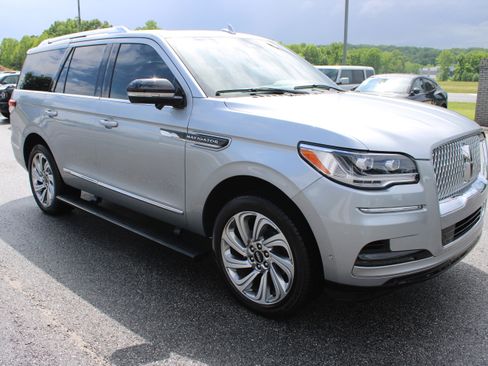 Used 2024 Lincoln Navigator Reserve AWD/4WD image 4