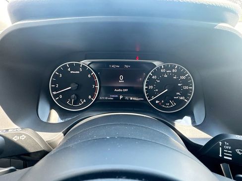 Used 2024 Nissan Rogue SV w/ SV Premium Package image 11