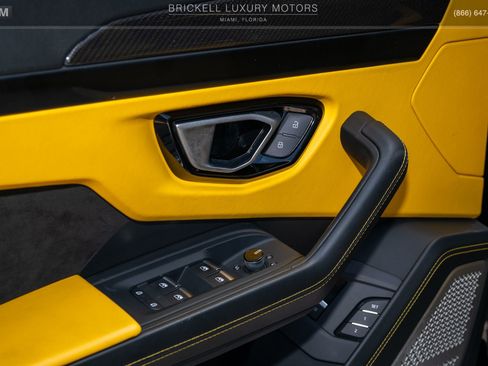 Used 2022 Lamborghini Urus AWD/4WD image 67