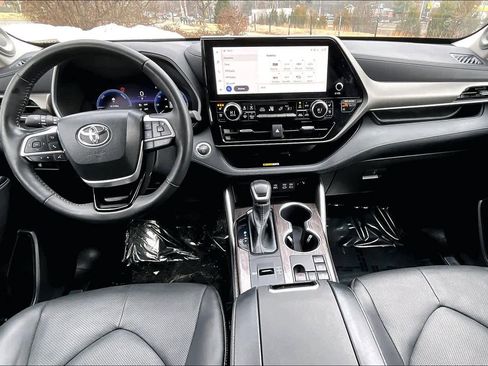 Used 2023 Toyota Highlander Limited image 16