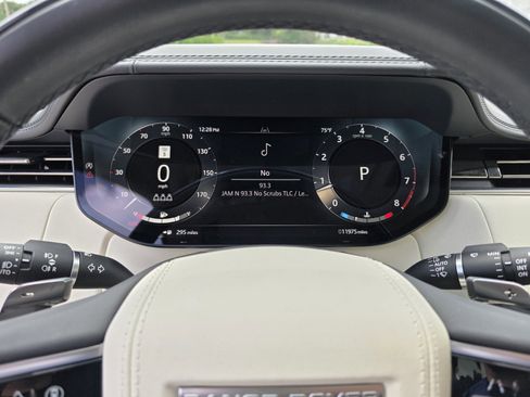 Used 2025 Land Rover Range Rover SE image 18